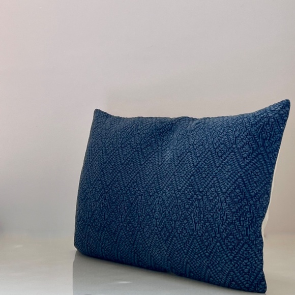 Pottery Barn Lumbar Textured Cover 16 x 26 inches NWOT - Picture 3 of 5